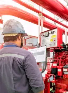 Arbetare som kontrollerar systemets bild