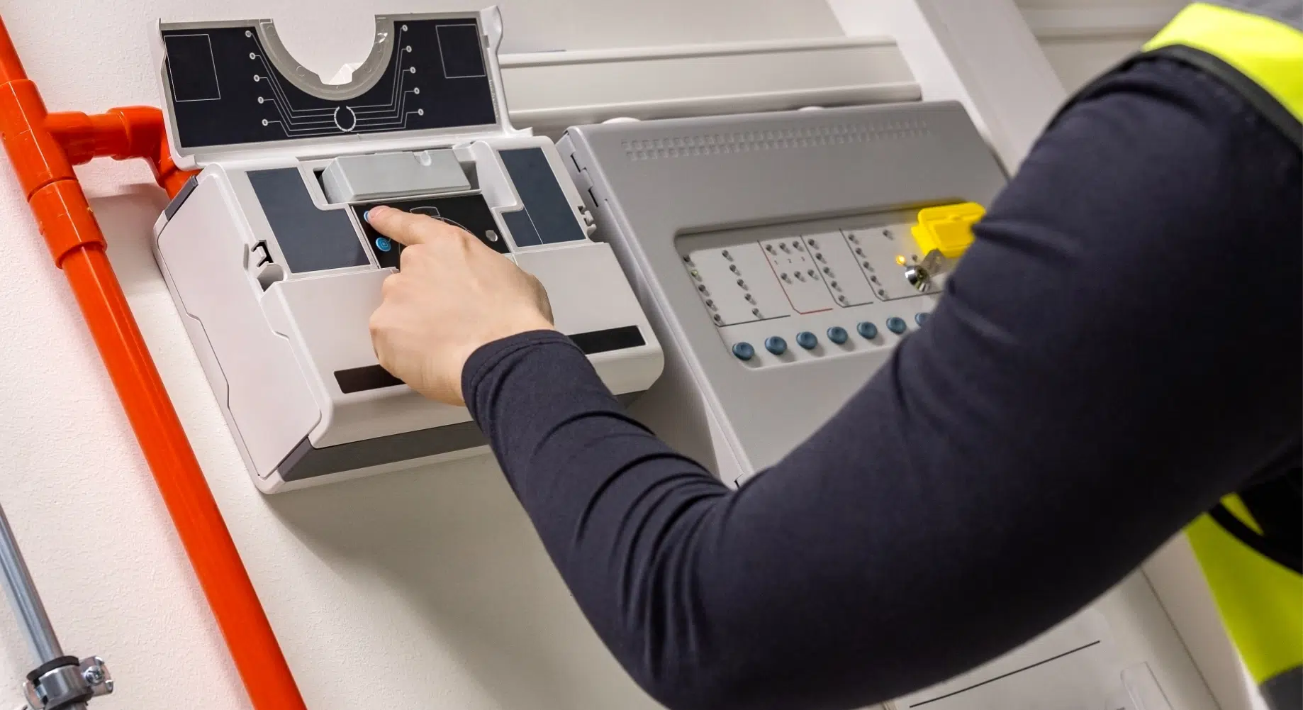 person som testar larmsystem bild