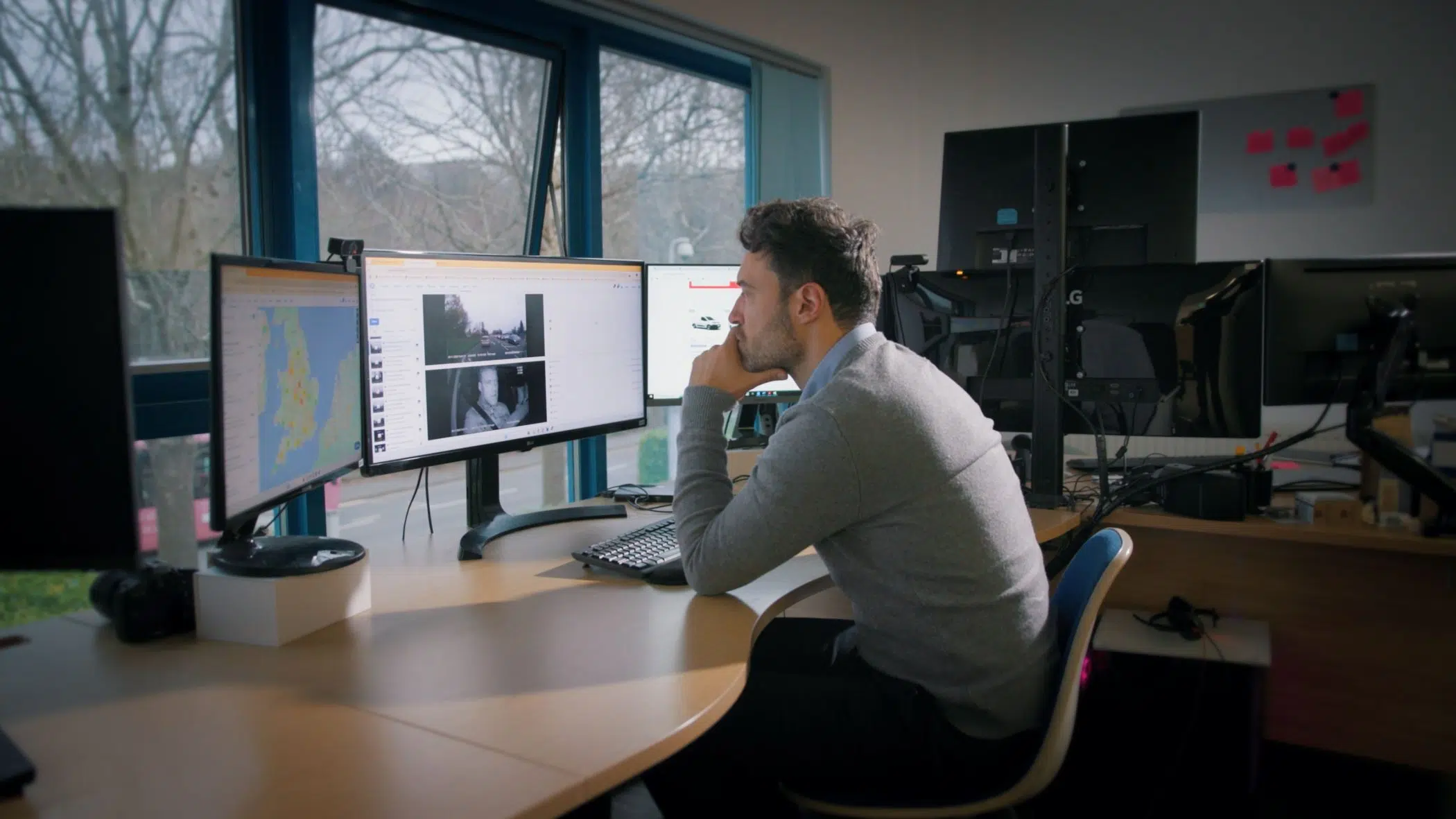 Mann, der CCTV-Bilder auf Computermonitoren betrachtet