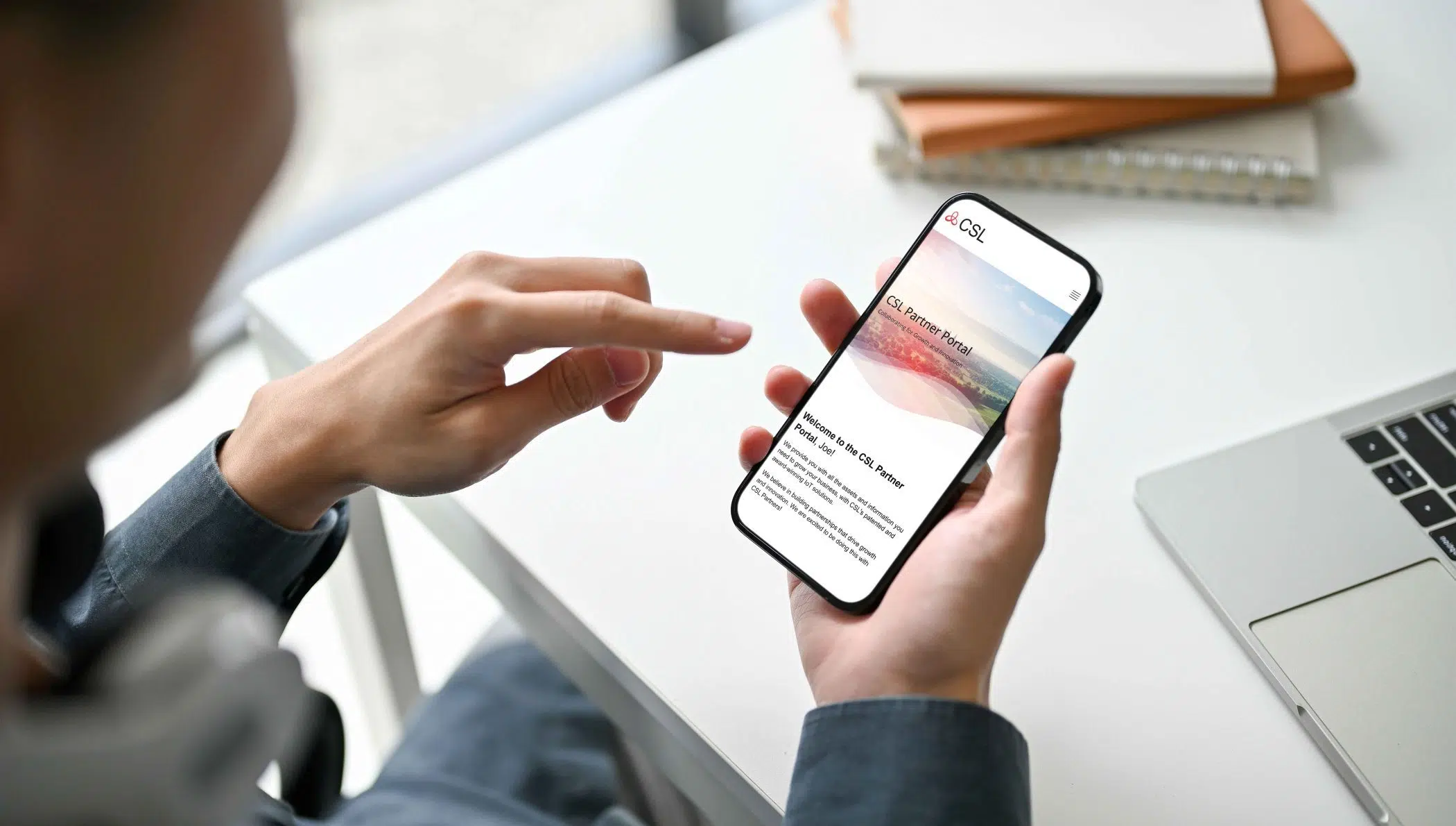 CSL-Partnerportal mit Smartphone in der Hand