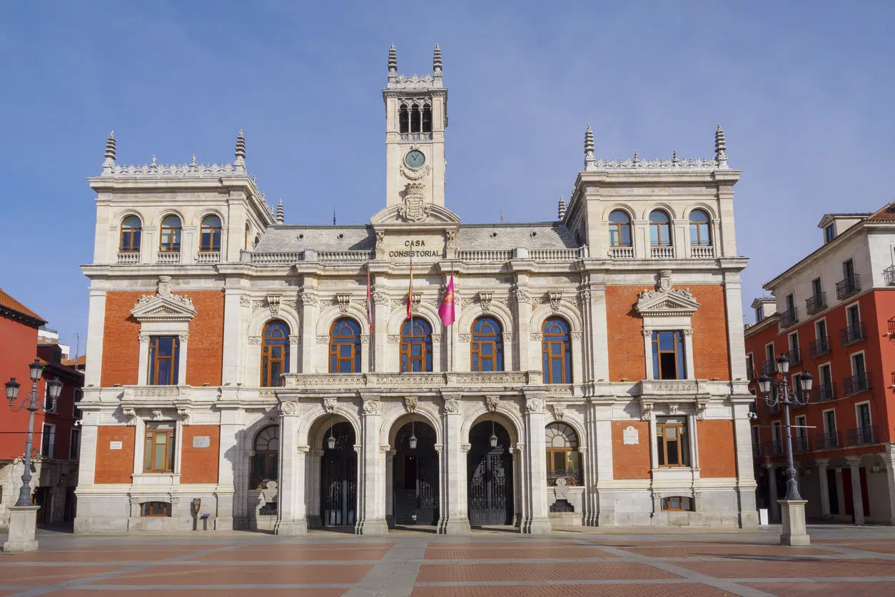 Fachada de un edificio institucional