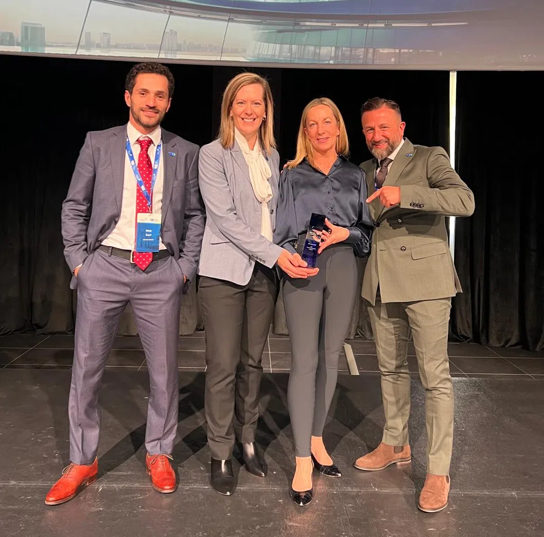 Emma Ashfield collects Platinum Partner Award 2025 from JCI.