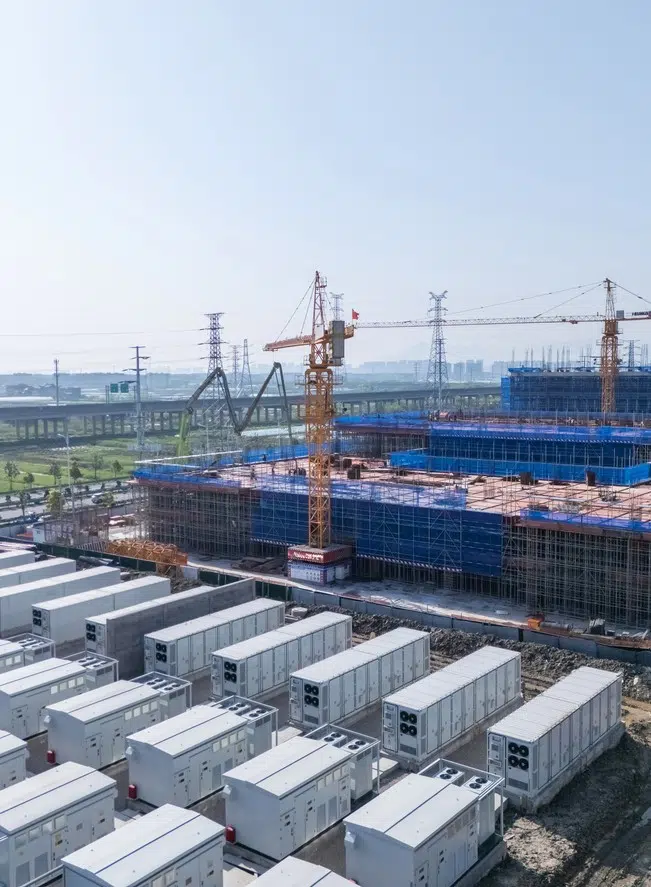 battery array with the cranes